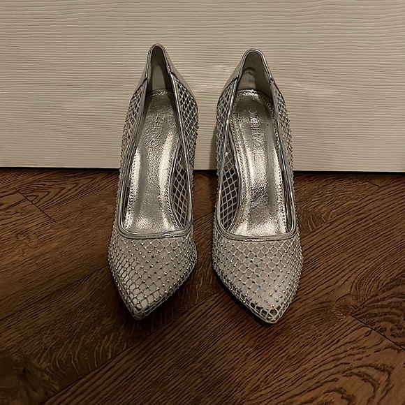 Closed toe silver coloured high heels with detailed sequins net work. - Picture 2 of 3